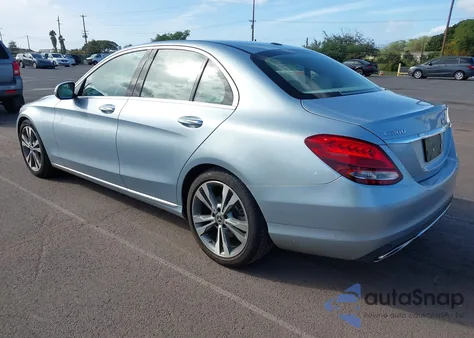 2018 Mercedes-Benz C 300 z USA, uszkodzony, nr VIN 55SWF4JB1JU234570